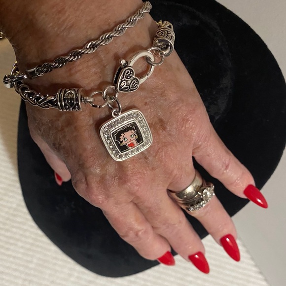 Betty Boop Themed Charm Bracelet with Heart and Character Pendant - Picture 5 of 8